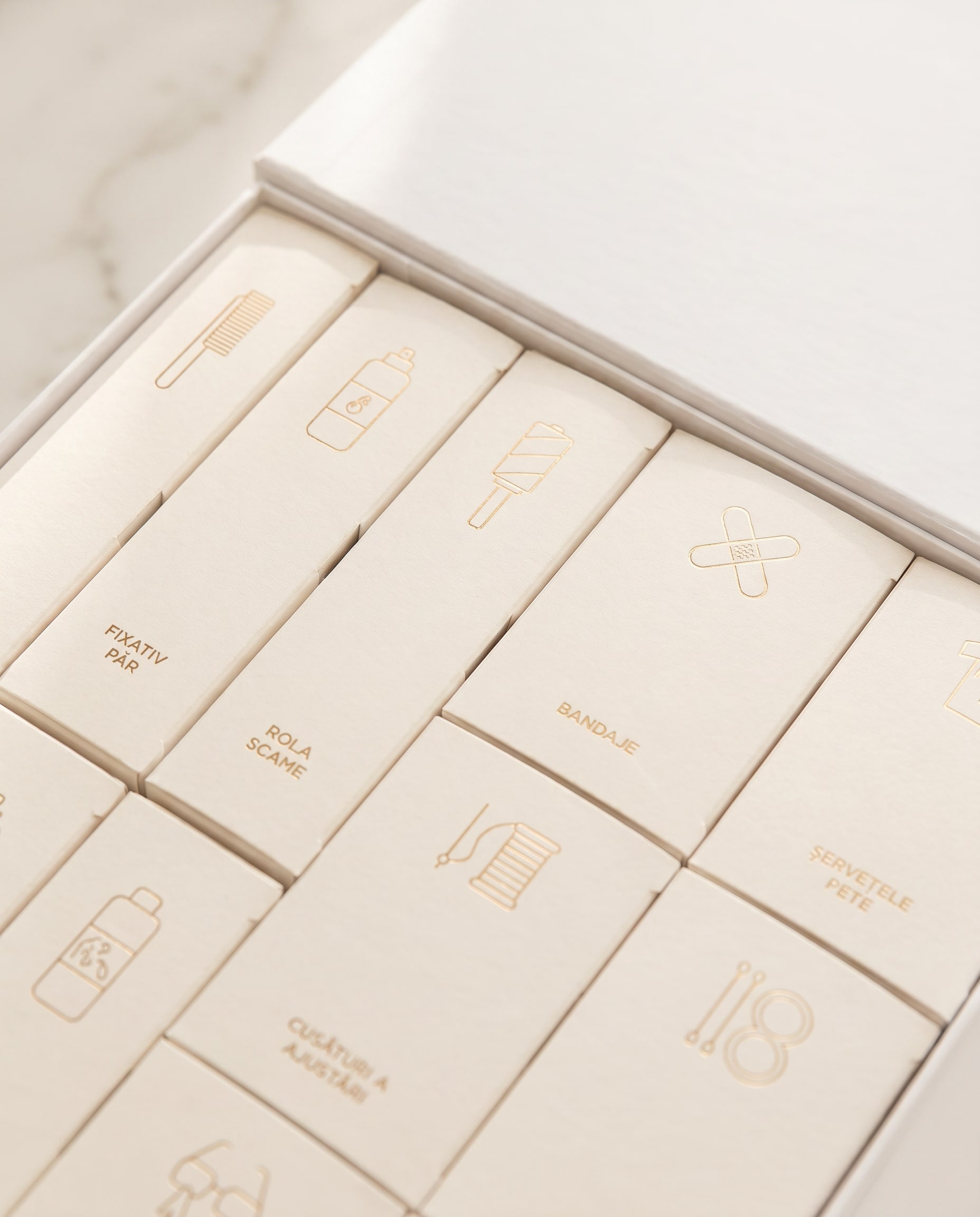 Cutia Essentials Luxe — flat-lay cu mărcile premium